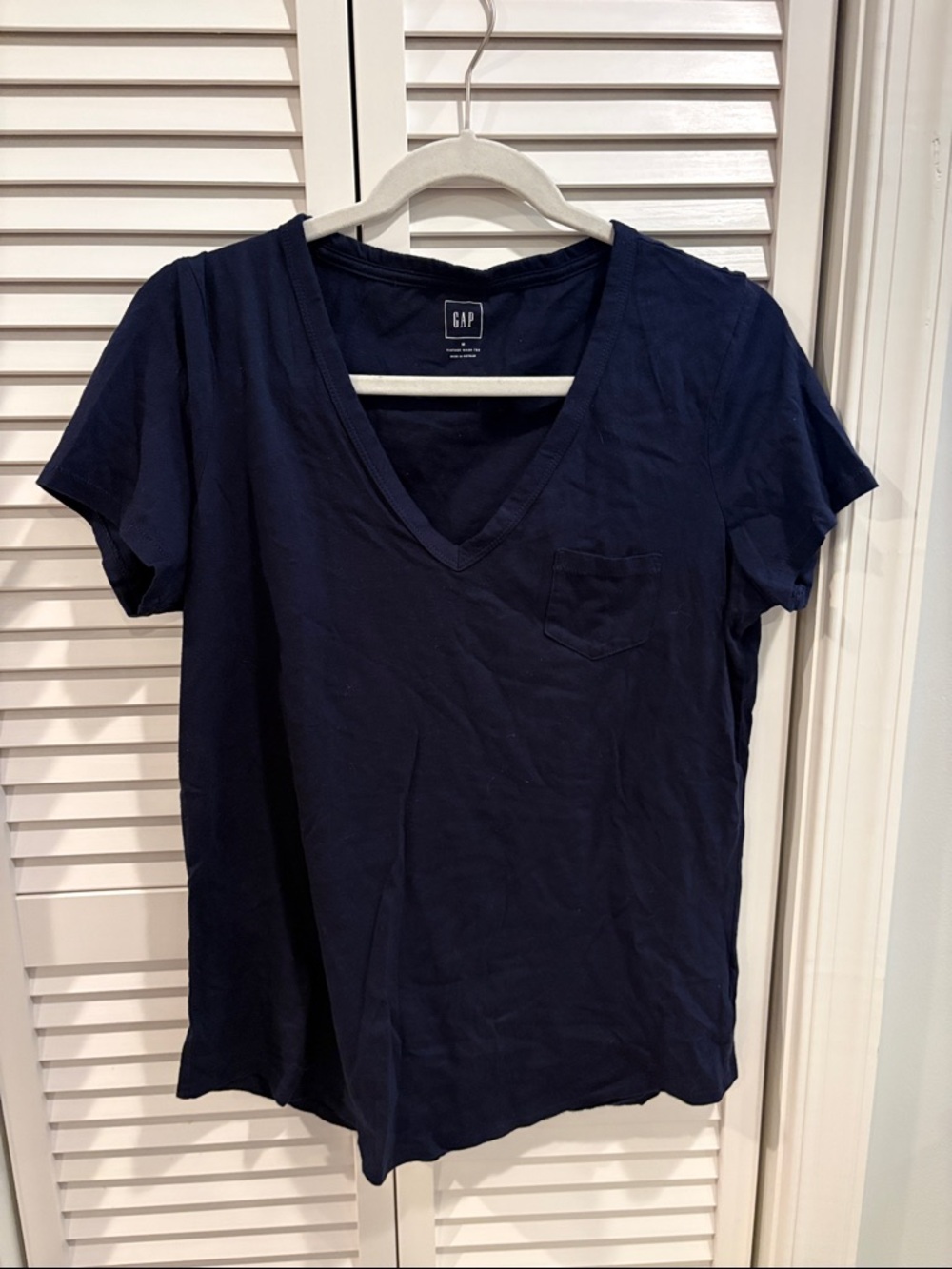 GAP Women’s Navy V-Neck Pocket Tee Shirt